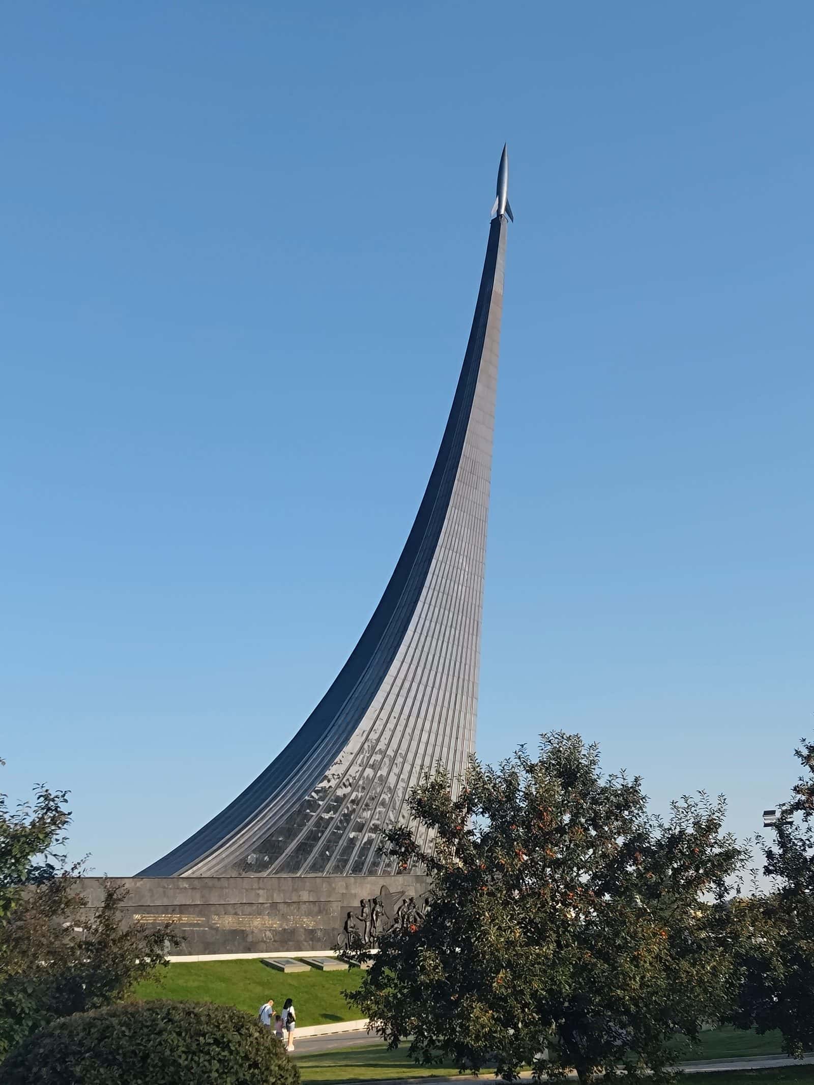 Монумент «Покорителям космоса» — фото 2