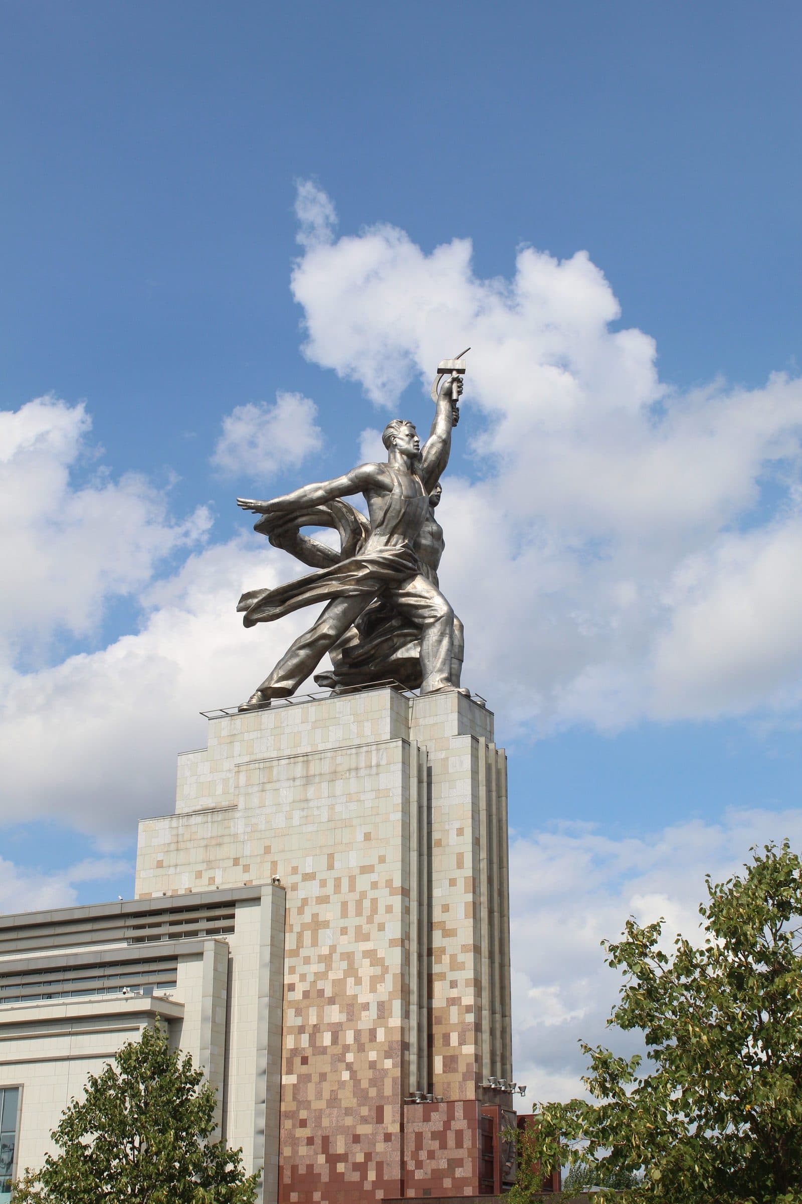 Рабочий и колхозница